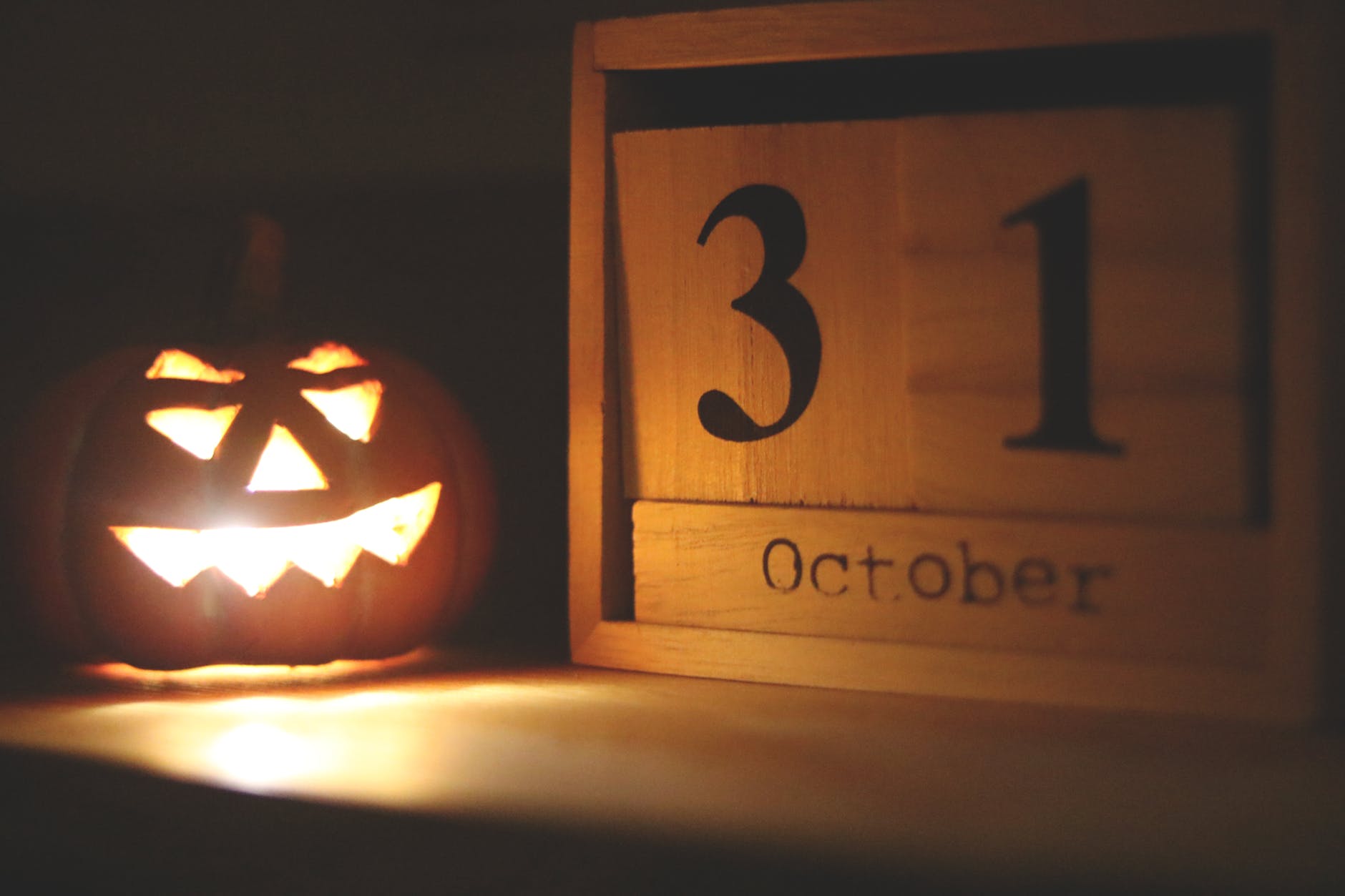 a small lit jack-o-lantern next to a block calendar reading "31 October"
